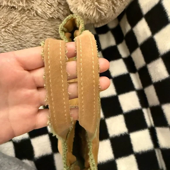 CHANEL Tan and Green Leather Tote - Picture 3 of 9